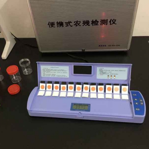 蔬菜（cài）大棚內使用農藥殘留檢測儀進行檢測